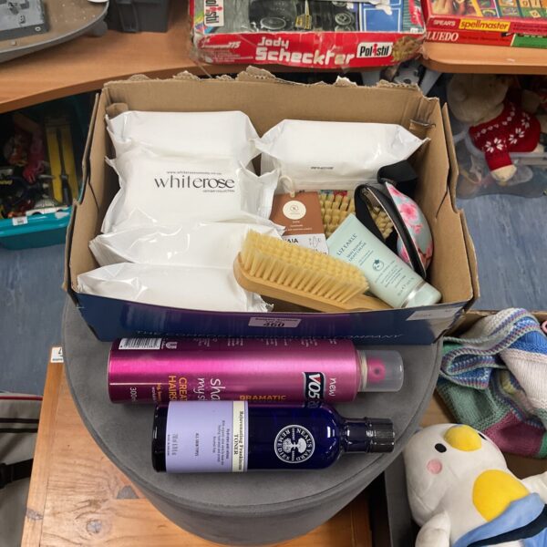 Mixed beauty products lot including vo5 and whiterose items.