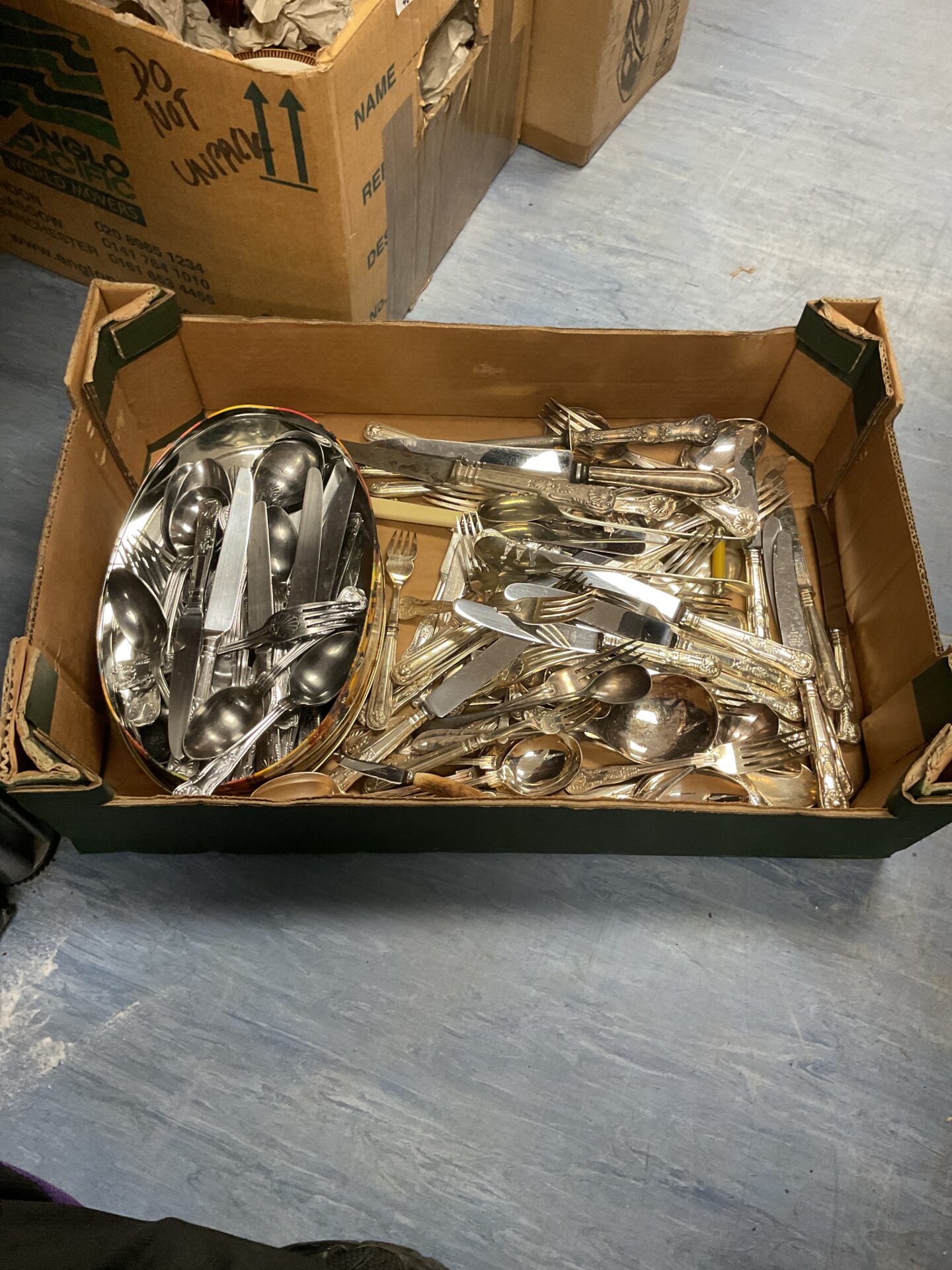 467 Box of mixed cutlery inc silverplate