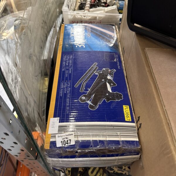Auto-xs 2 tonne trolley jack for lifting vehicles.