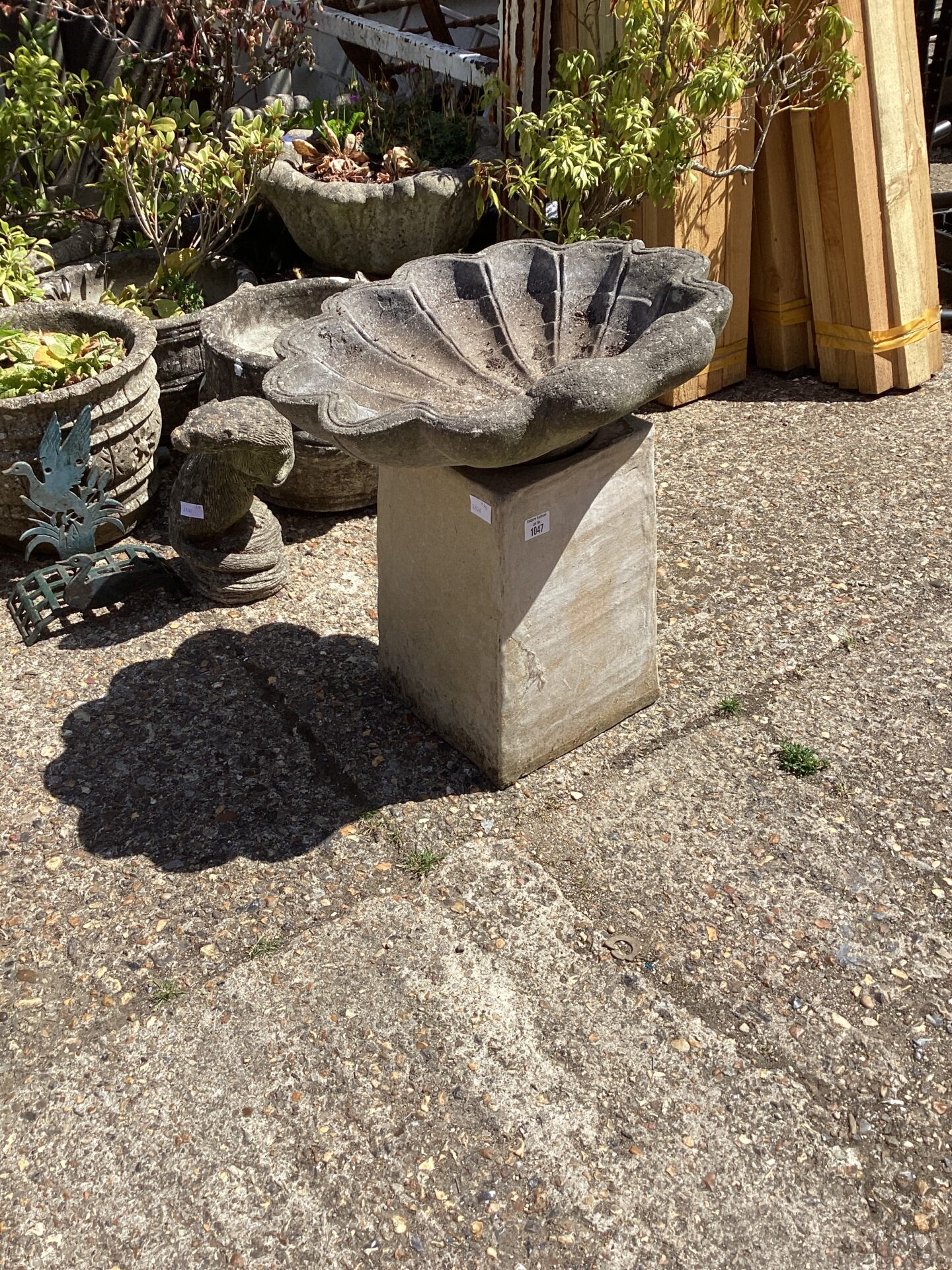 1047 Birdbath with plinth