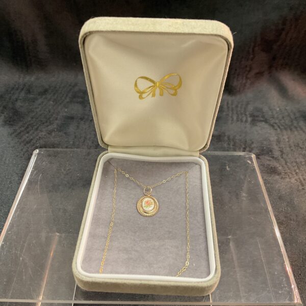 Vintage 9ct gold necklace with ceramic floral pendant.