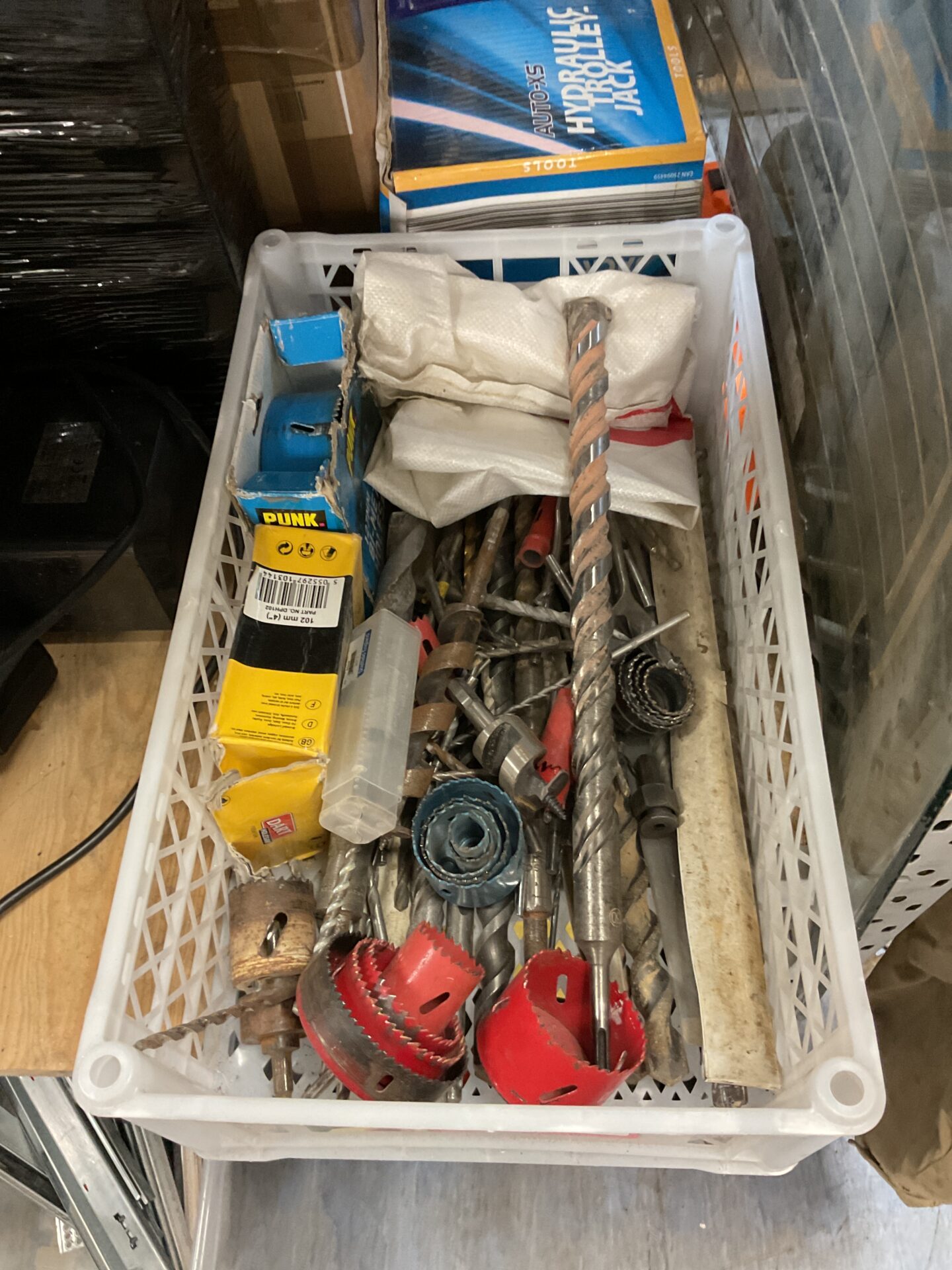 1099 Tray of drill bits & hole bores