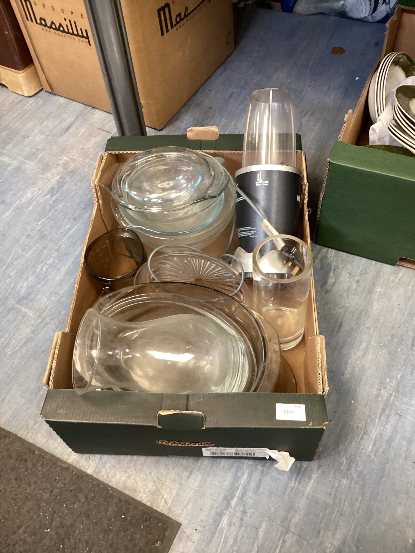 639 Box of mixed kitchen cooking bowls & nutribullet