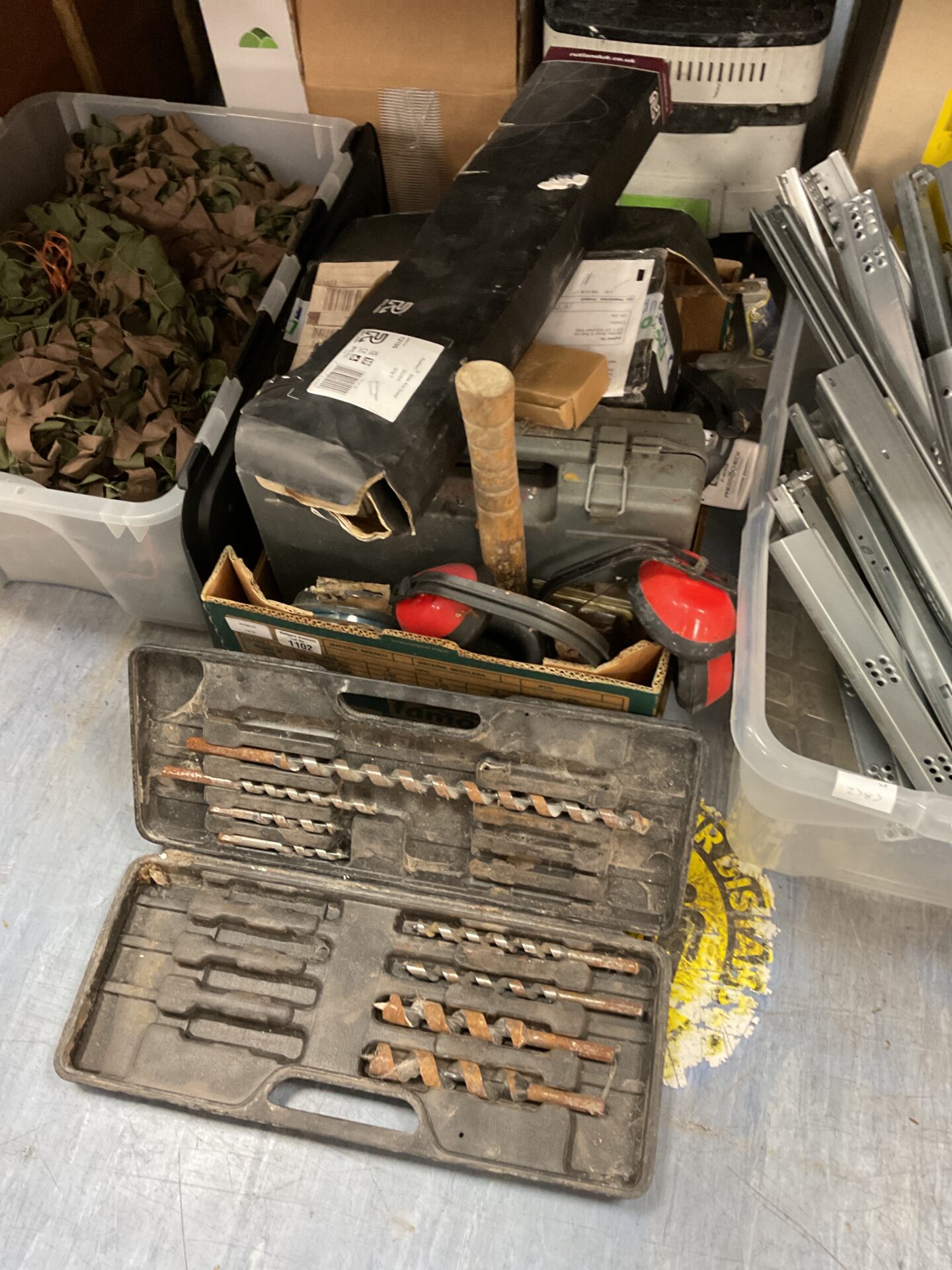 1102 Tray of mixed tools inc part drill bit set