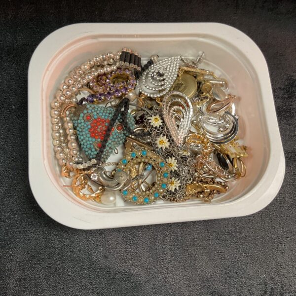 Mixed jewellery lot featuring vintage brooches and beaded necklaces.