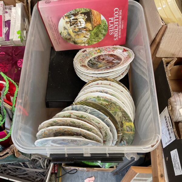Mixed lot of vintage collectors plates including Wedgwood and Royal Doulton.