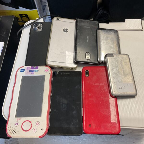 Mobile phone bundle lot including Apple and Samsung handsets.