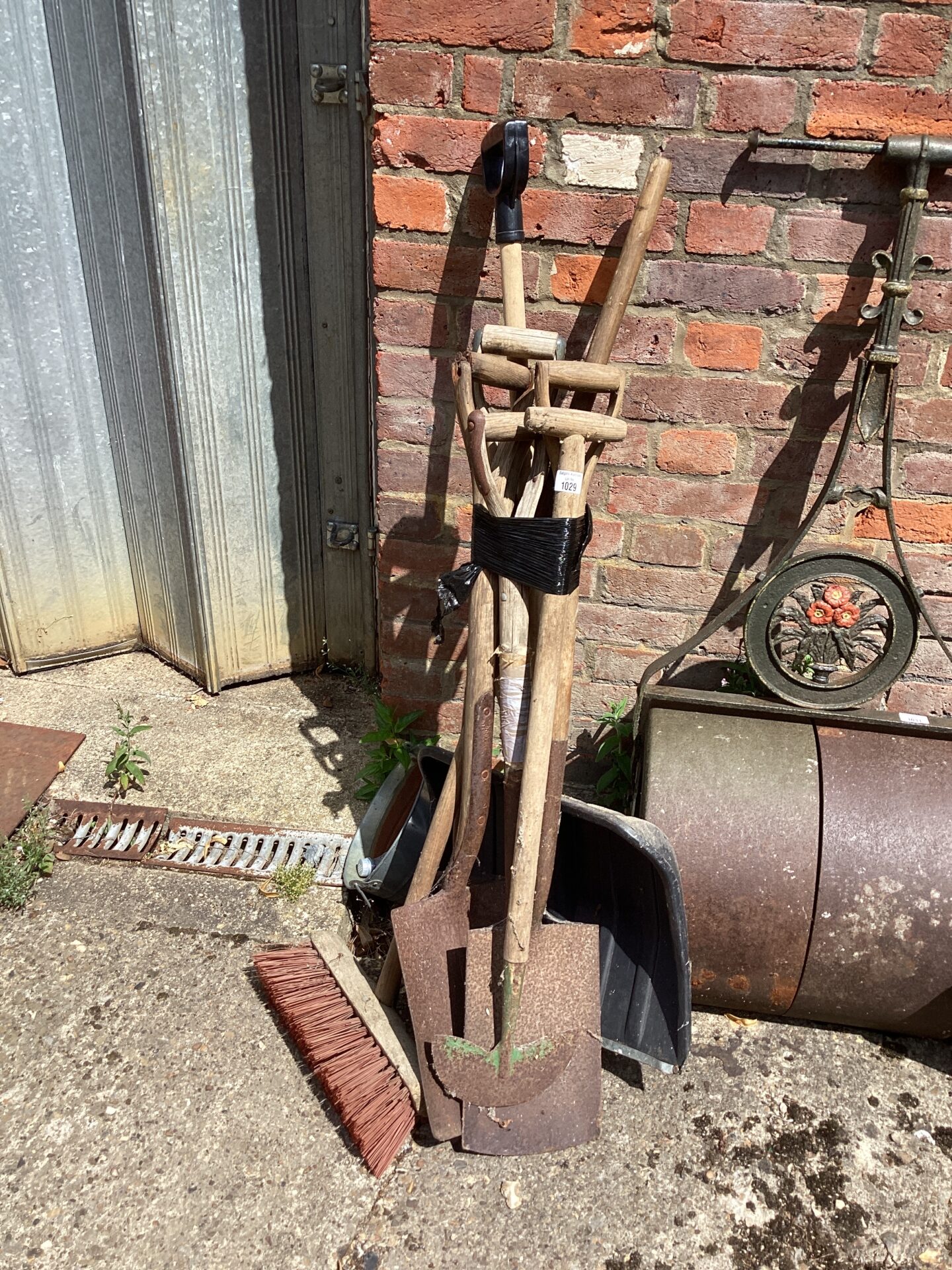 1029 Quantity of vintage garden tools