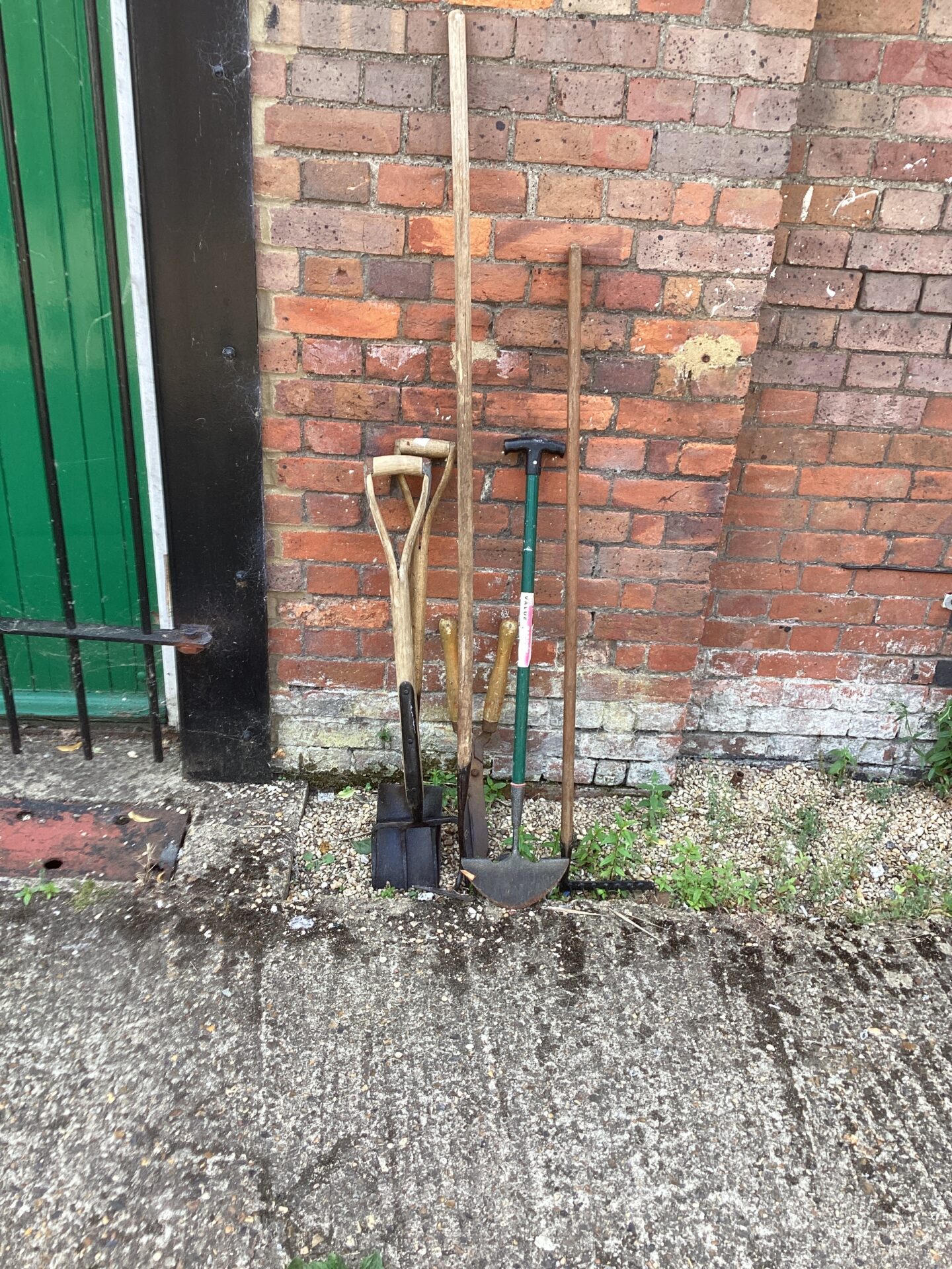 1069 Quantity of garden tools