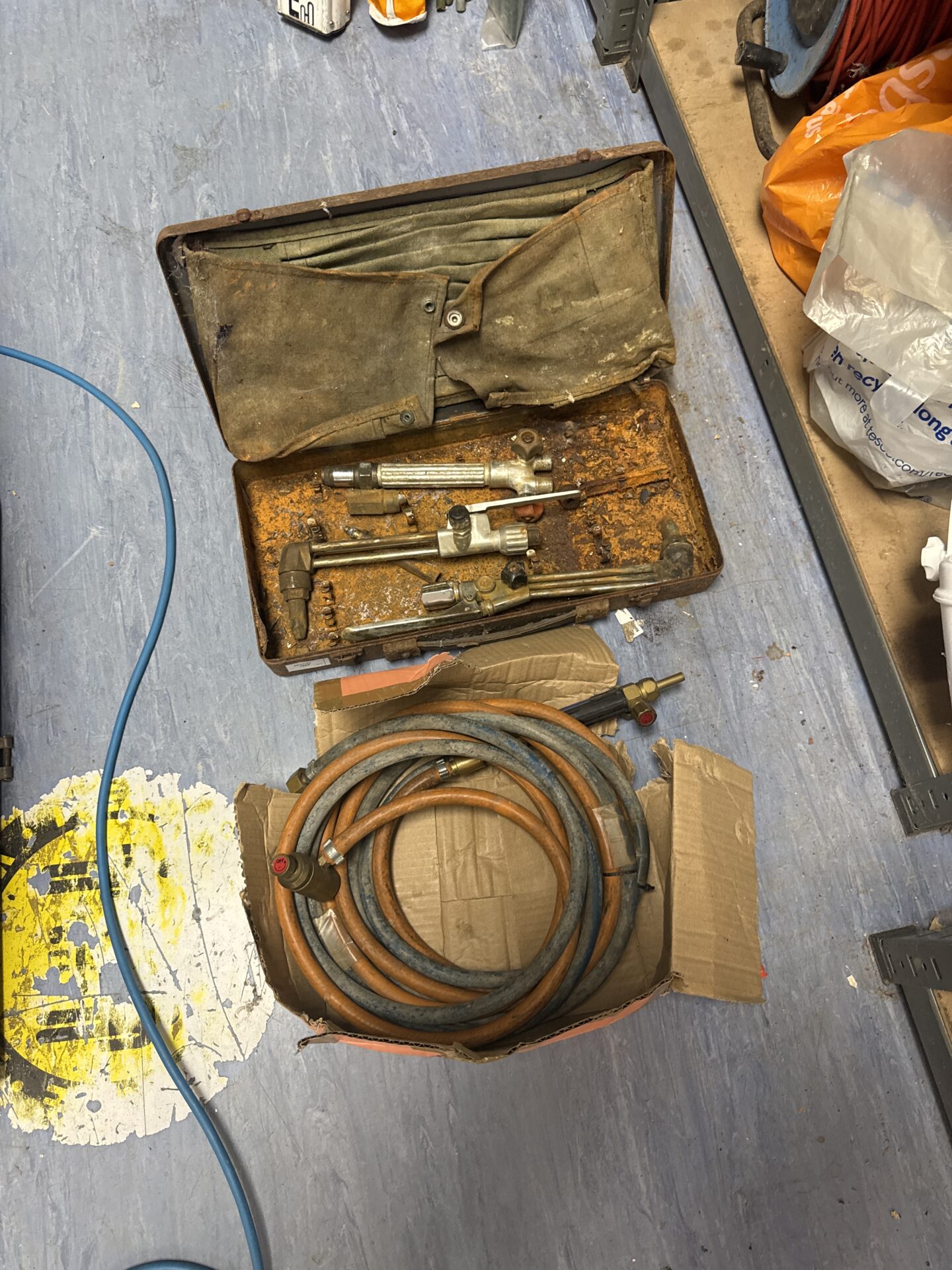 835 Three acetylene torches & a hose