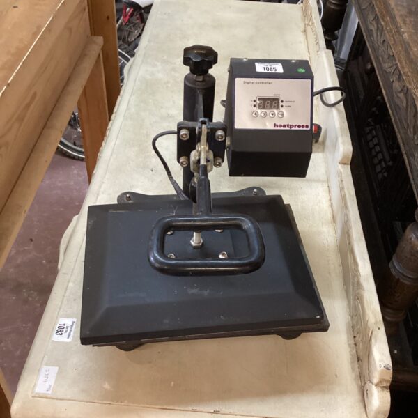 Digital heat press model 1085 for t-shirt and fabric crafting.