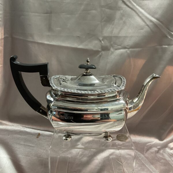 Walker & hall Sheffield hallmarked 1925 sterling silver tea pot 595g gross