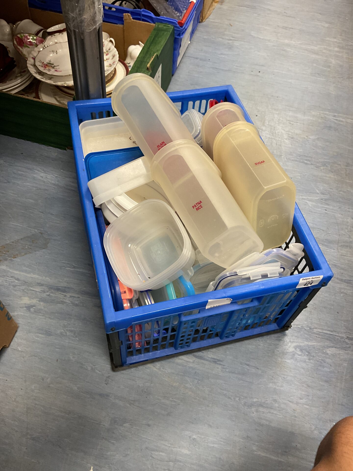 434 Crate of storage containers and lids