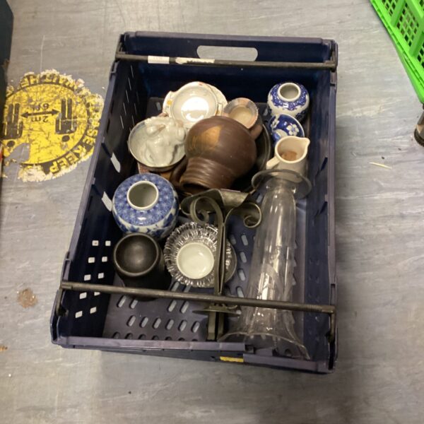 Mixed china lot featuring vintage ginger jars and decorative bowls.