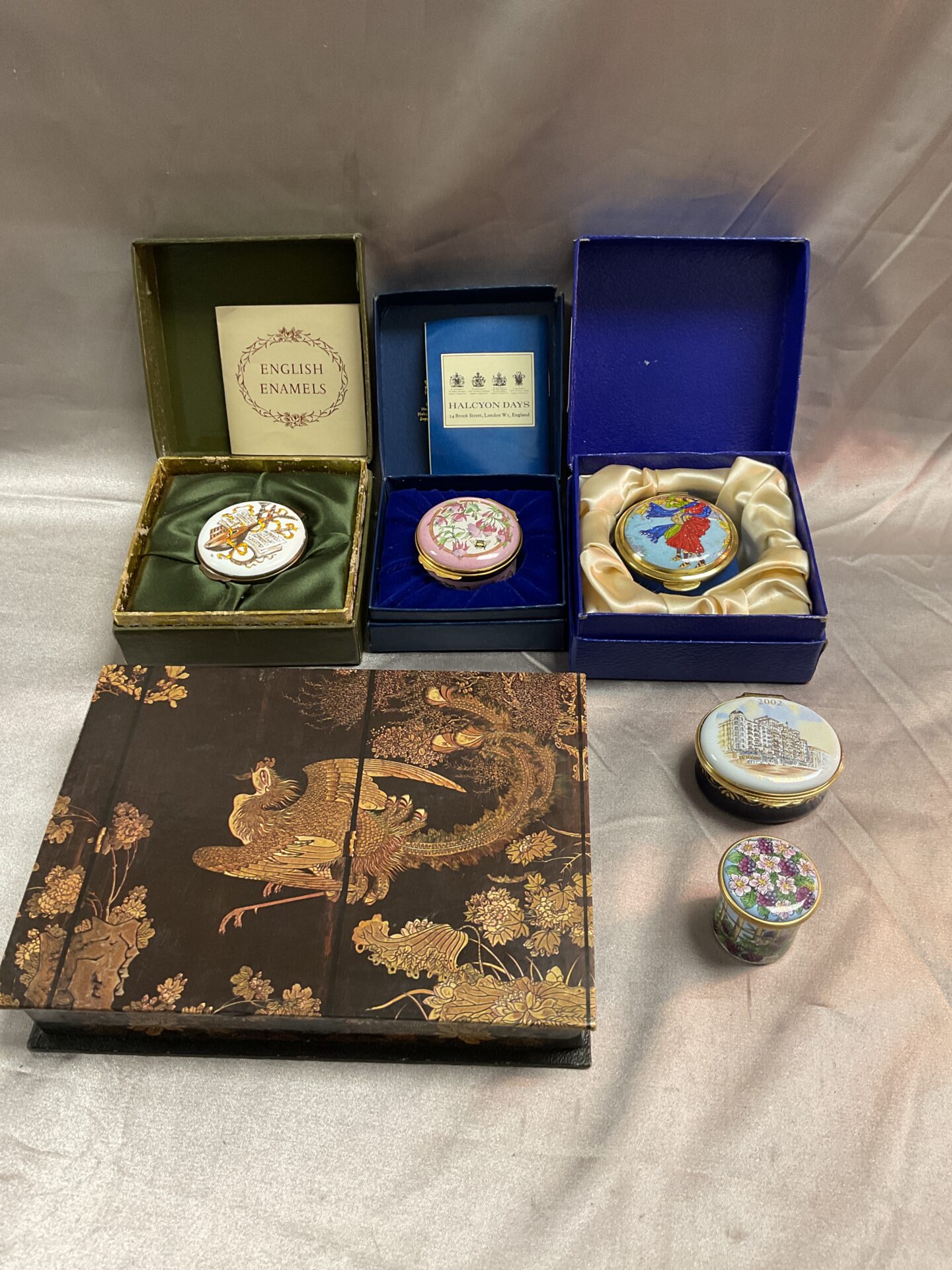 685 Five enamel pill pots inc halcyon days and Danbury mint and papier mache box