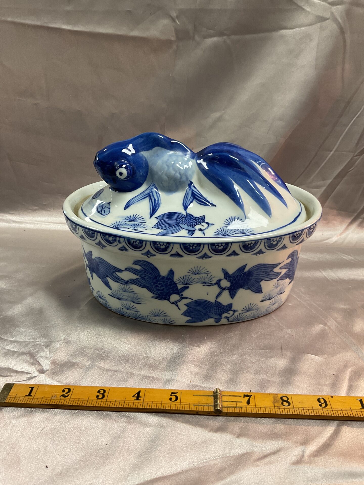 807 blue and white koi carp pie dish