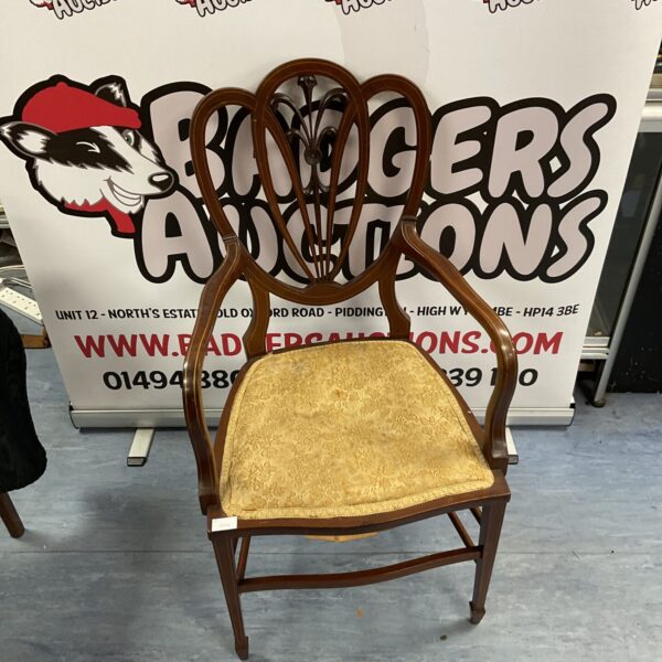Elegant Regency mahogany dining chair with balloon back.