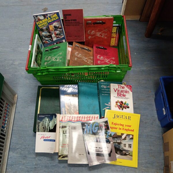 Mixed lot of classic car manuals and vintage automotive literature.