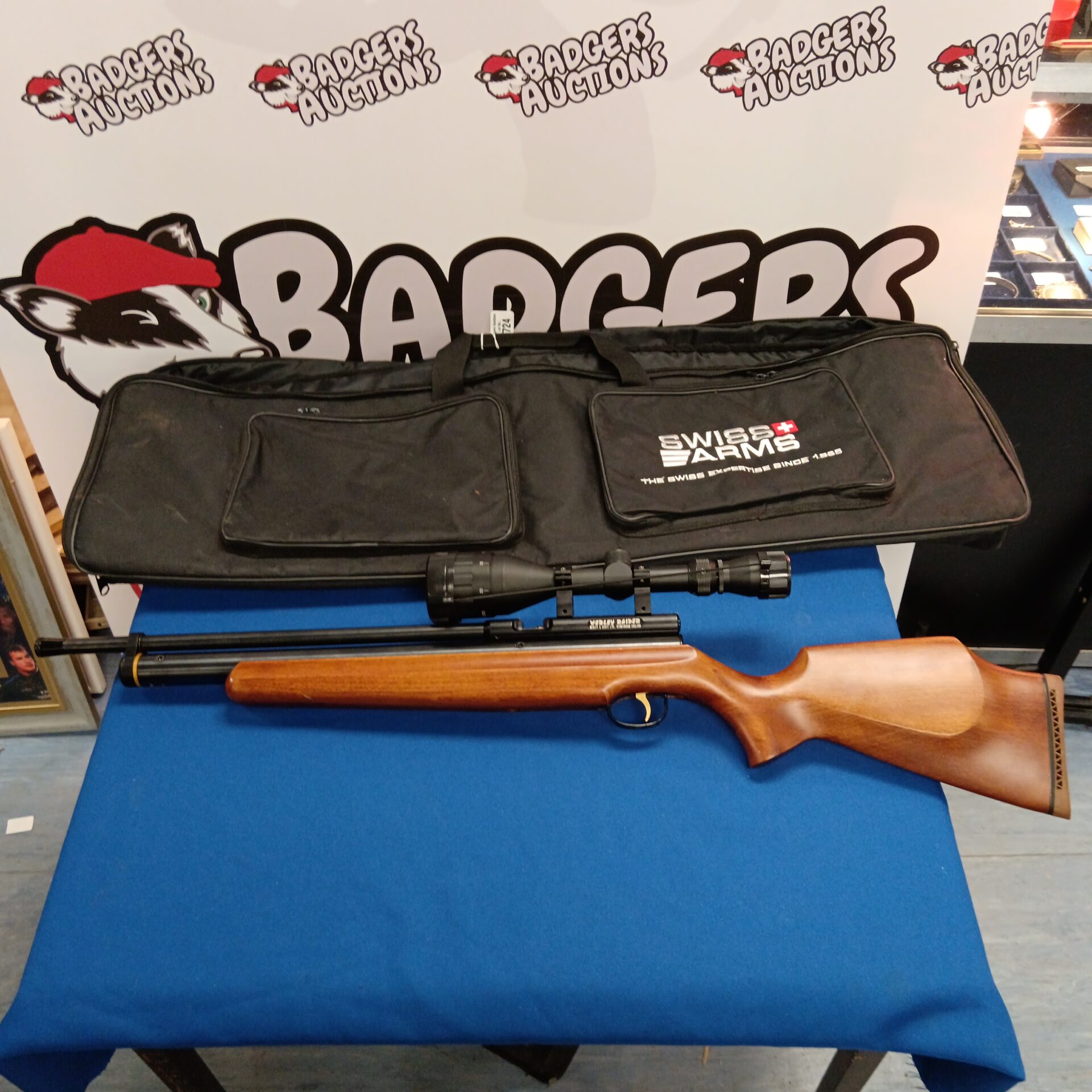 724 Webley raider pre charge bolt action air rifle with swiss arms case