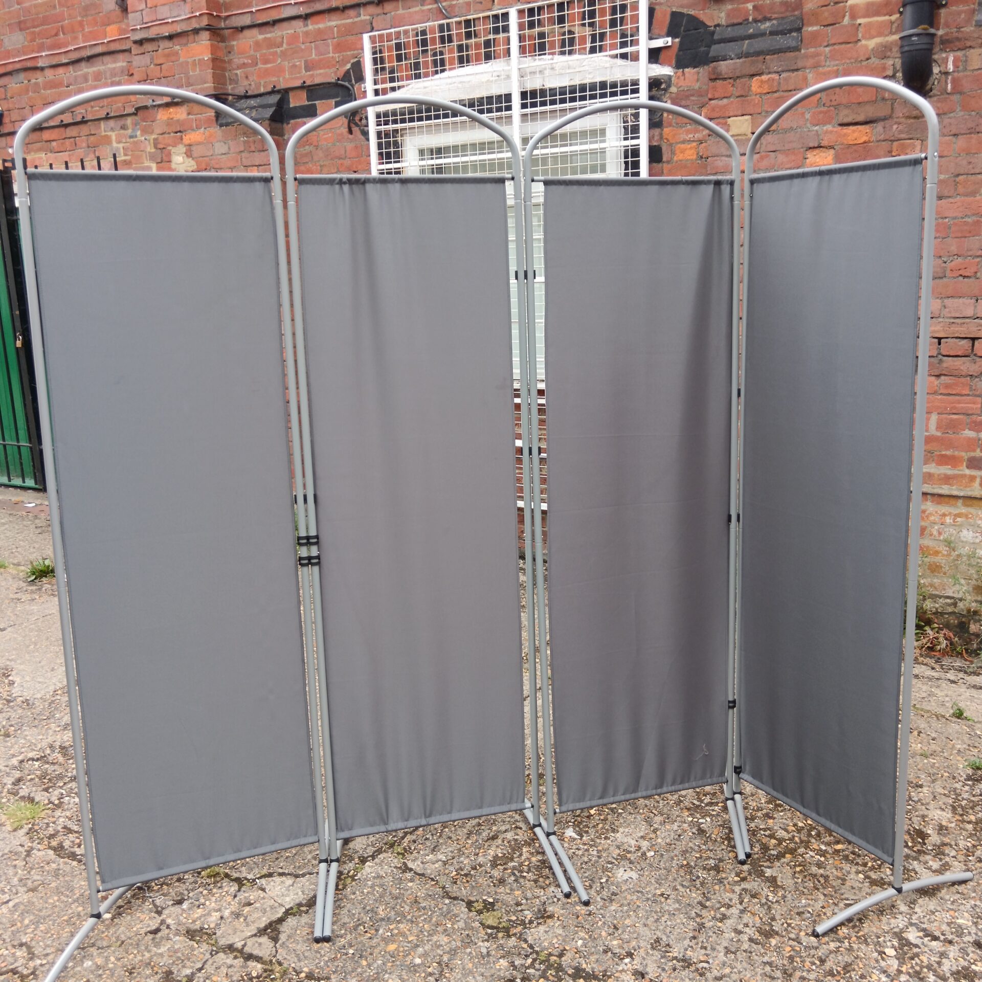 1111 Four panel grey privacy screen