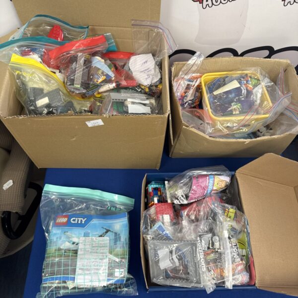 Assorted Lego bricks and pieces in a job lot.