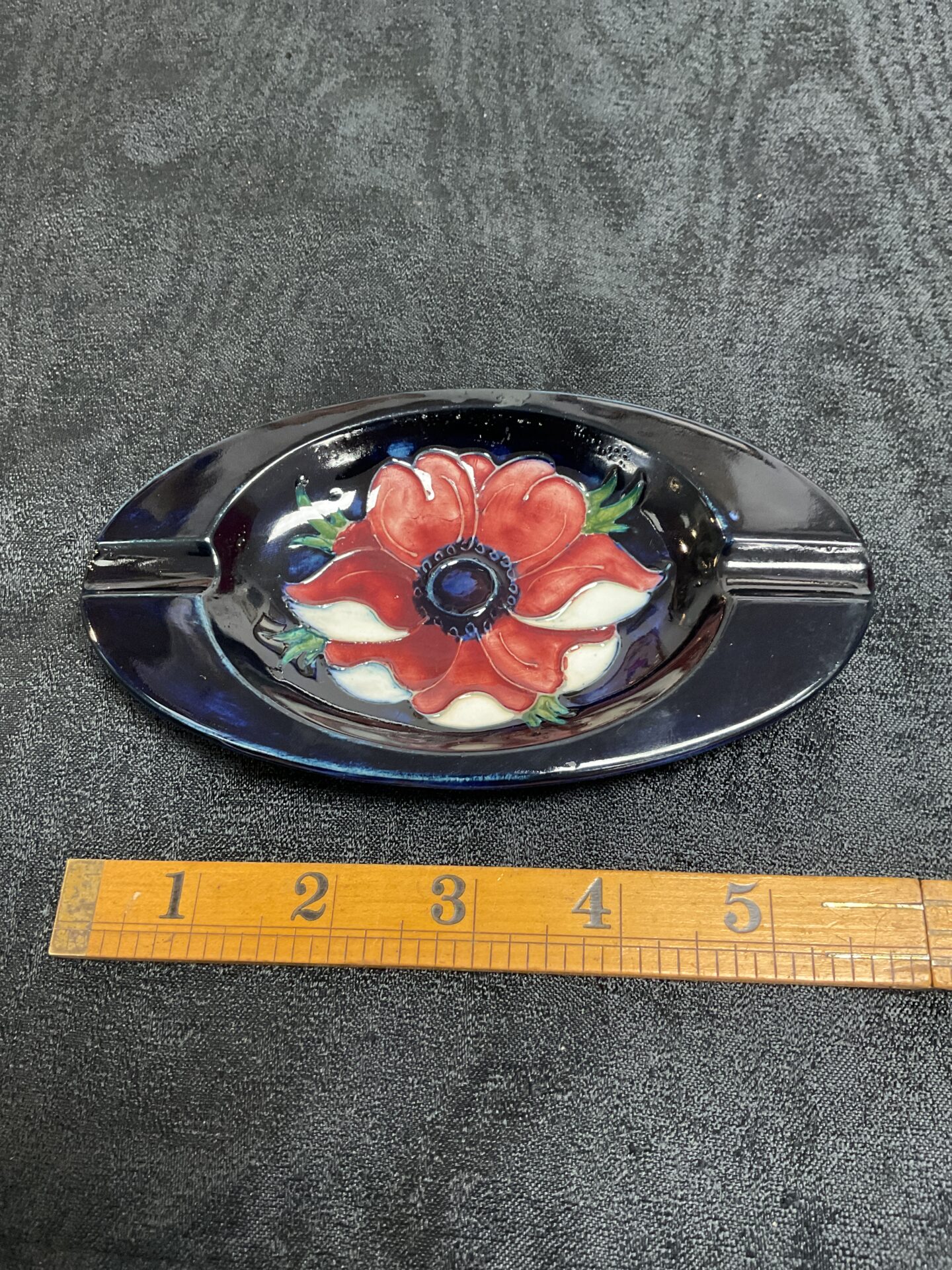 870 Moorcroft cobalt blue anemone ash tray slight factory blemish