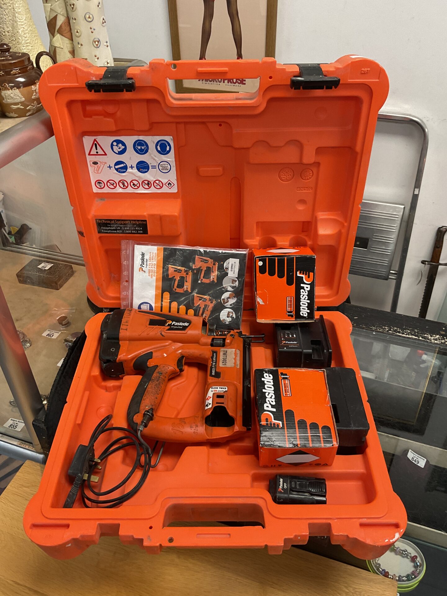 985 Paslode impulse frame nailer with 2000 nails and several small replacement gas cylinders working