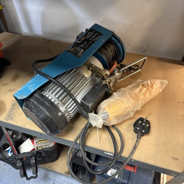 Used Tsu pa200 electric winch for lifting applications.