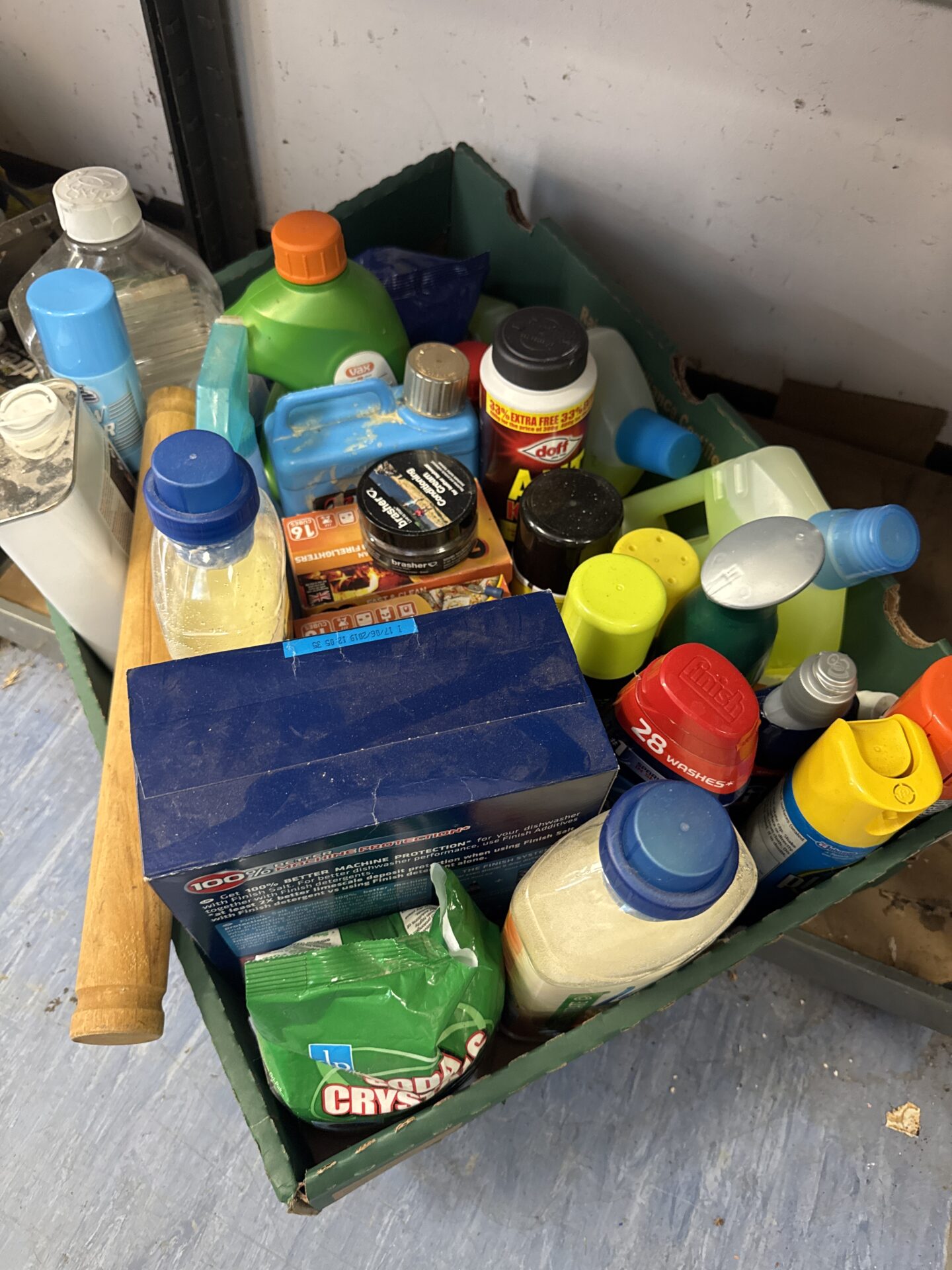 963 Box of shed clearance items mostly chemicals