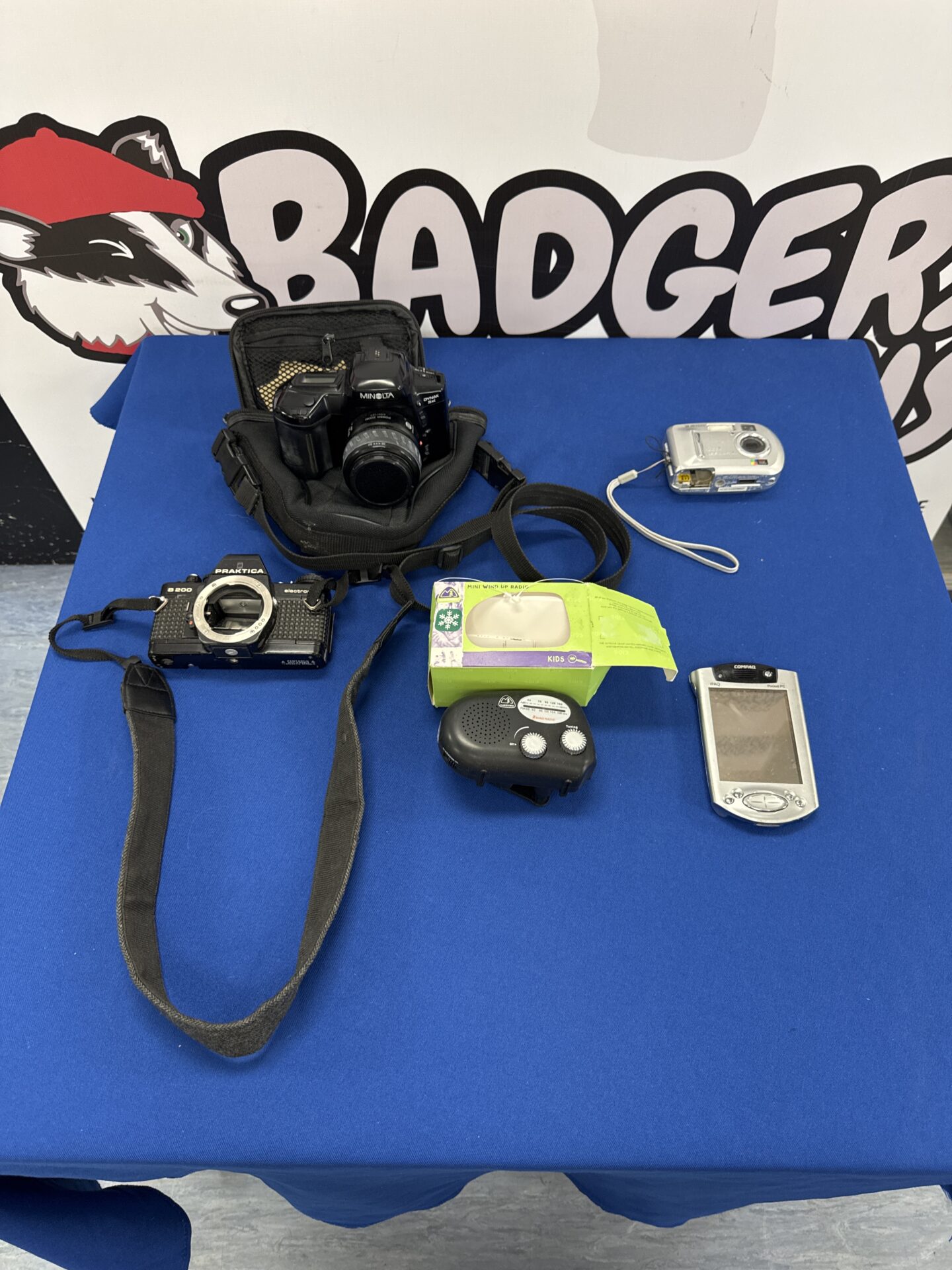 230 Selection of cameras inc minolta dynax 5xi, compaq palm pilot & mini wind up radio