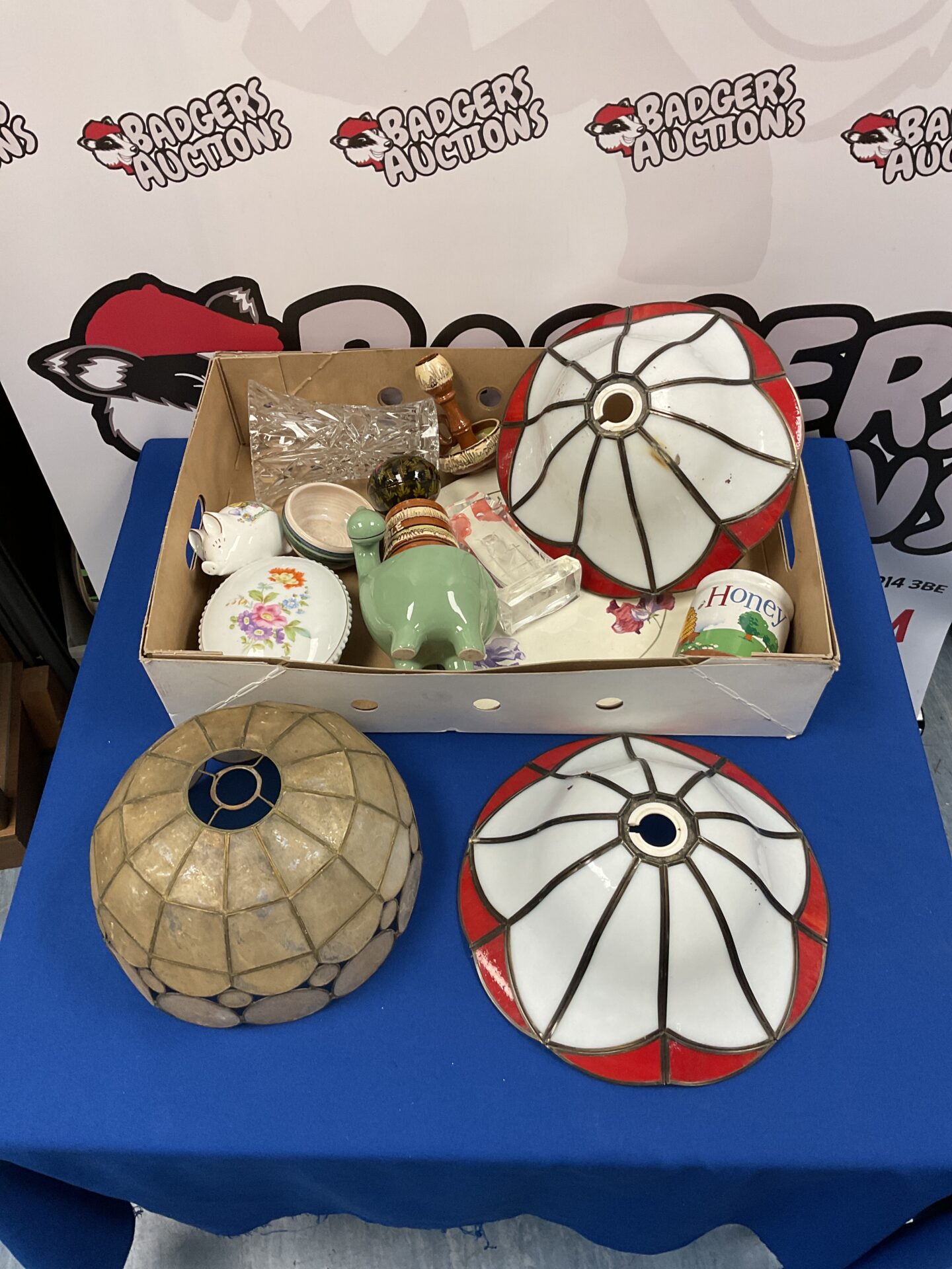 074 Tray of mixed to include pair of Tiffany style lamp shades