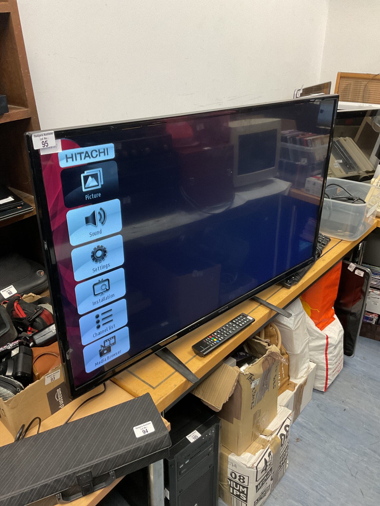 095 Hitachi 43” hd tv working with remote