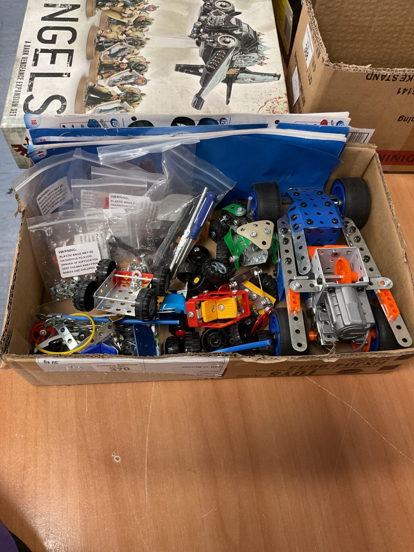 370 Box of mixed meccano inc accessories