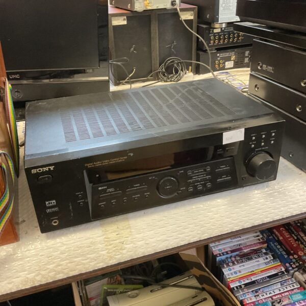 Black Sony STR-DE485E stereo receiver for home audio.
