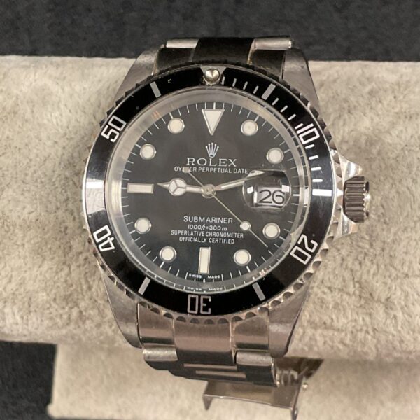 Black dial submariner style quartz watch with stainless steel bracelet.