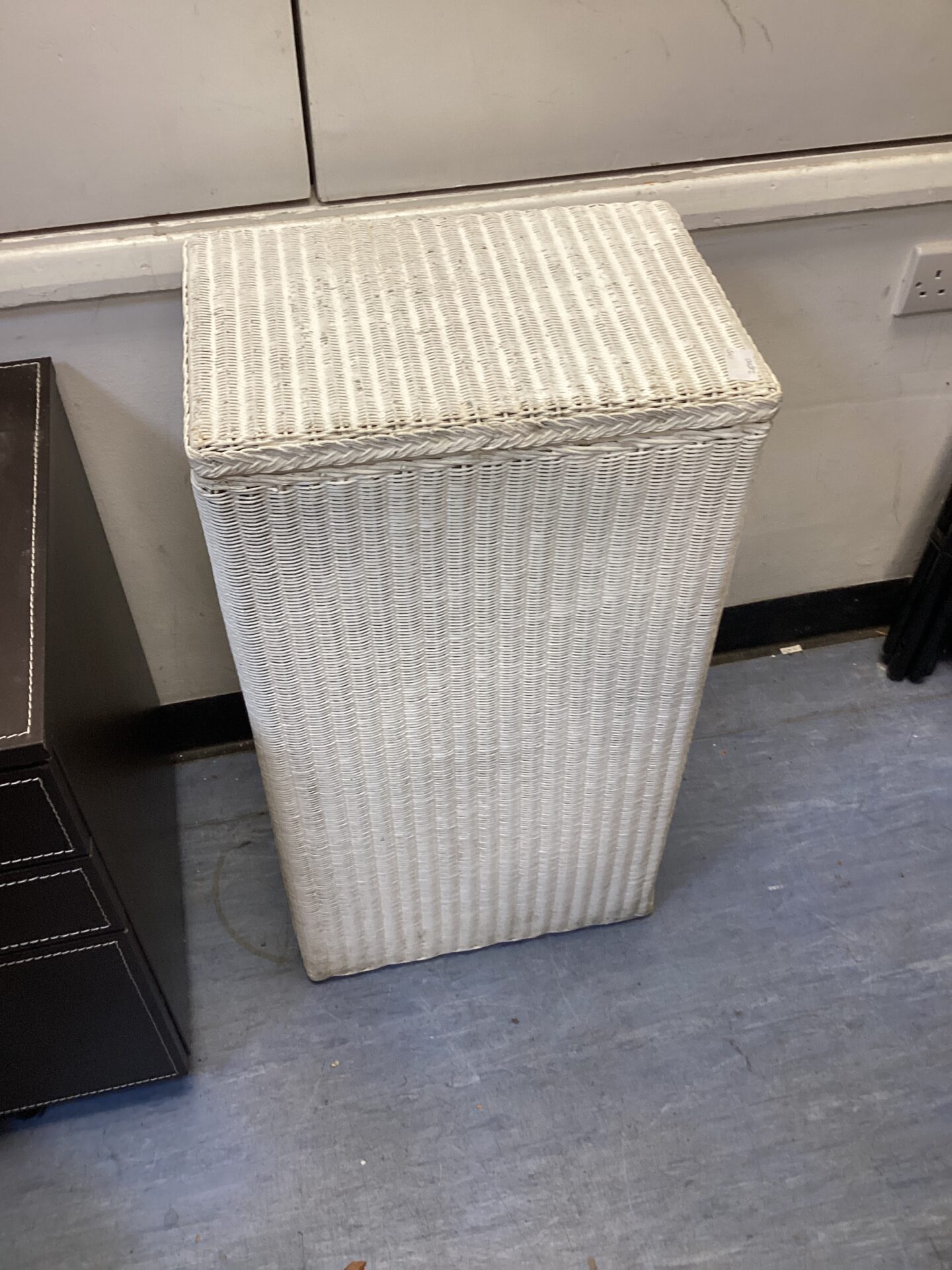 559 White painted Wicker wash-bin