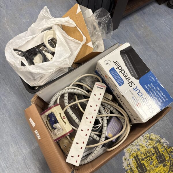 Mixed lot including a cross-cut paper shredder for office use.