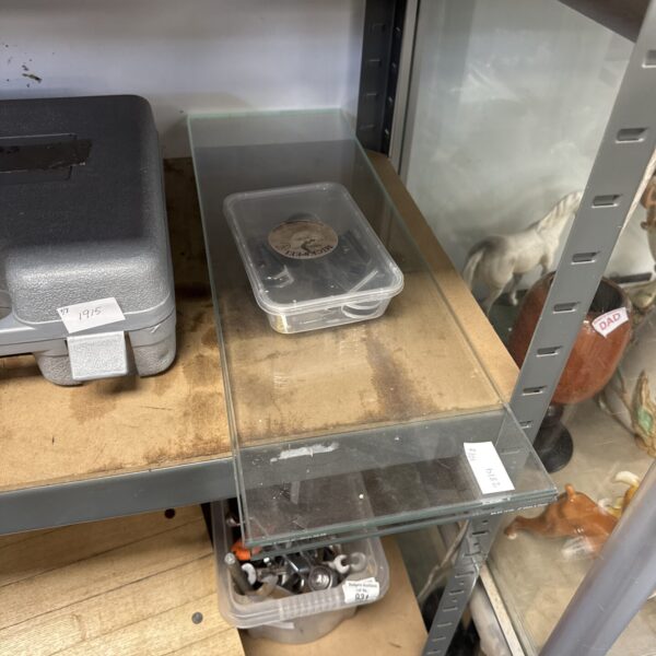 Lot of three floating glass shelves with brackets.