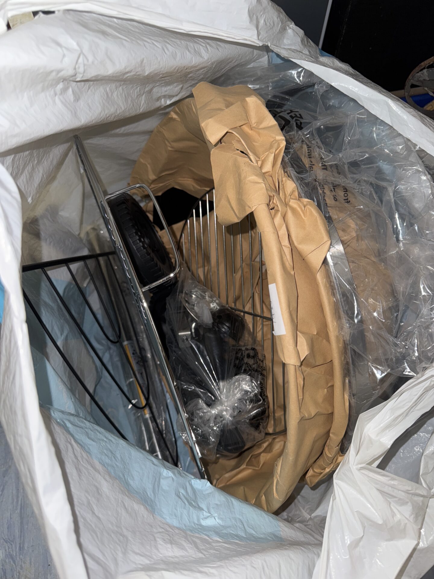 1003 Unused barbecue set in bag