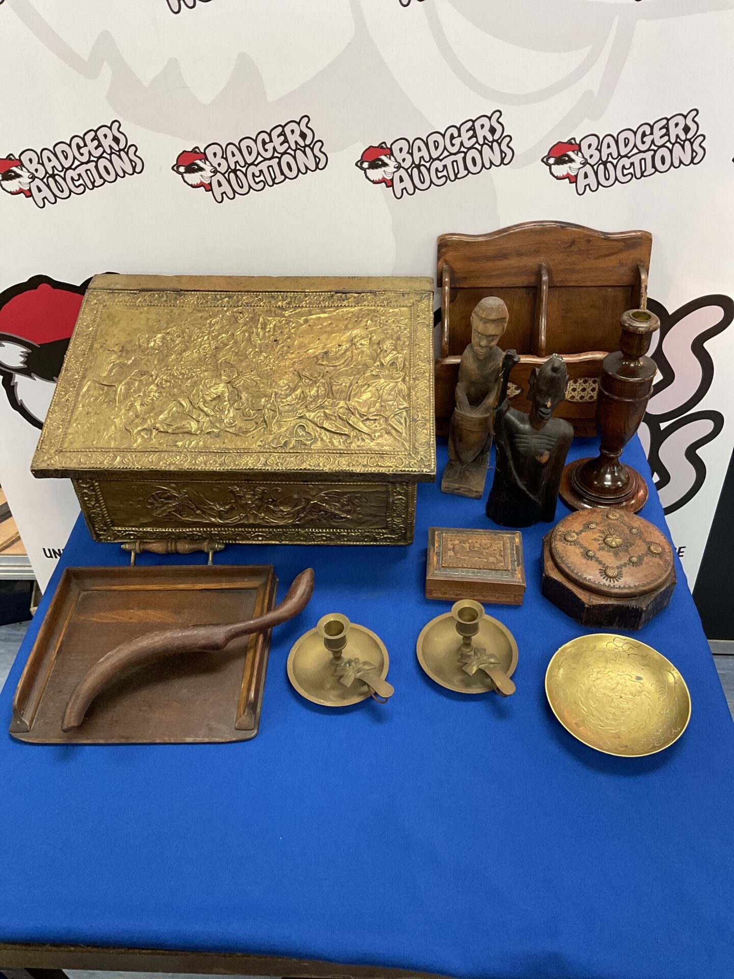 008 Vintage brass log box with selection of wooden items inc crumb tray