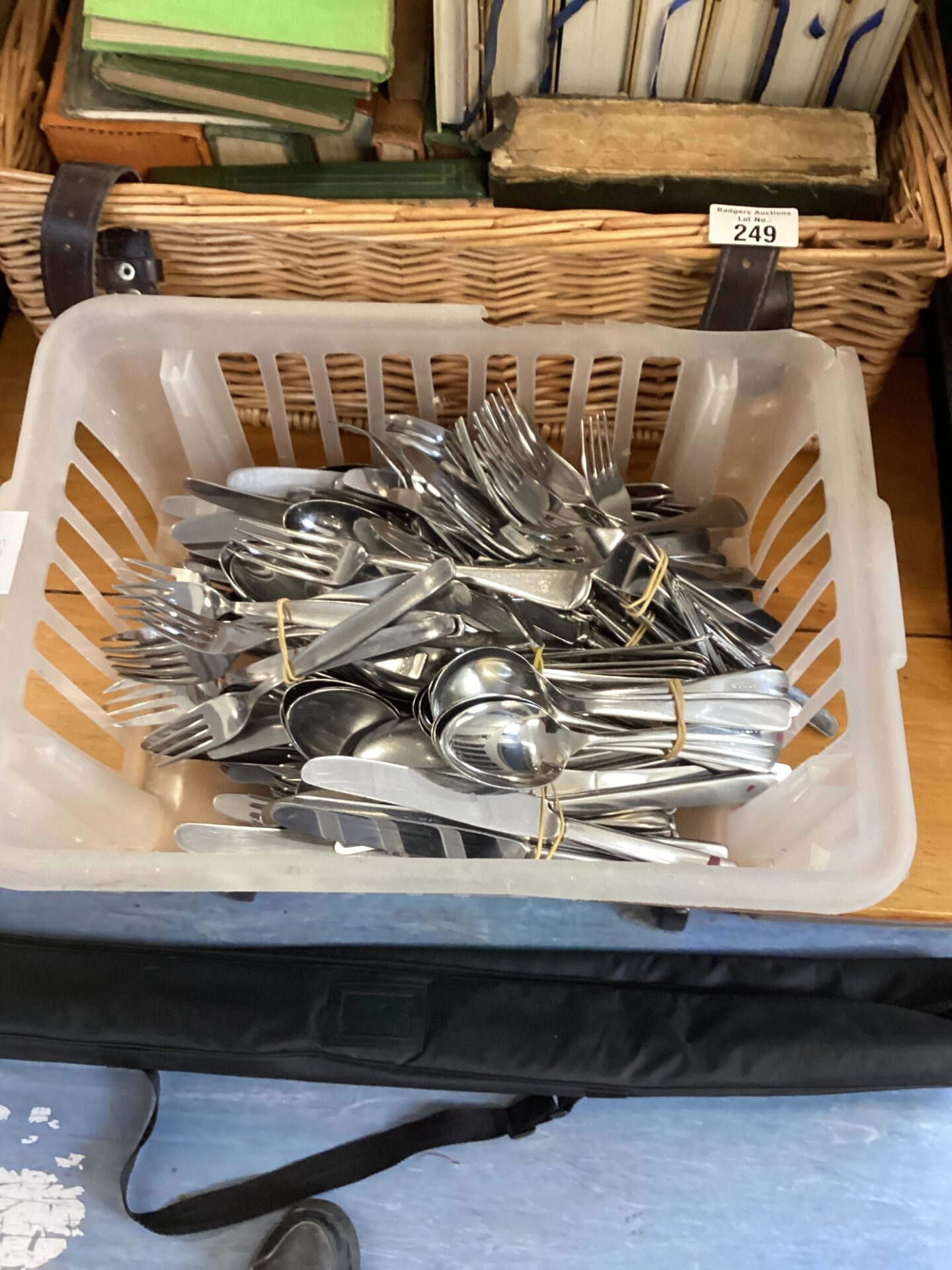 251 Large quantity of stainless steel cutlery