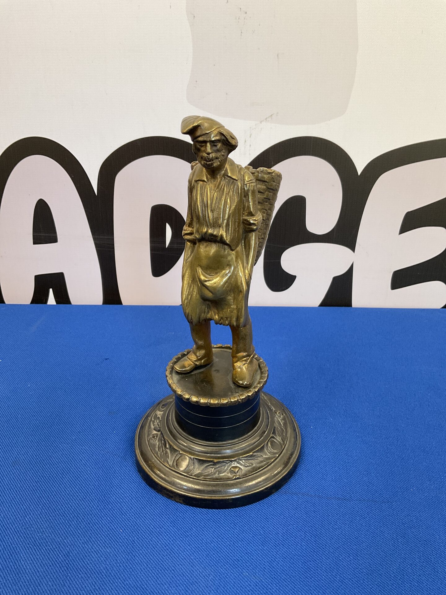 041 Victorian brass bar top match storage figure