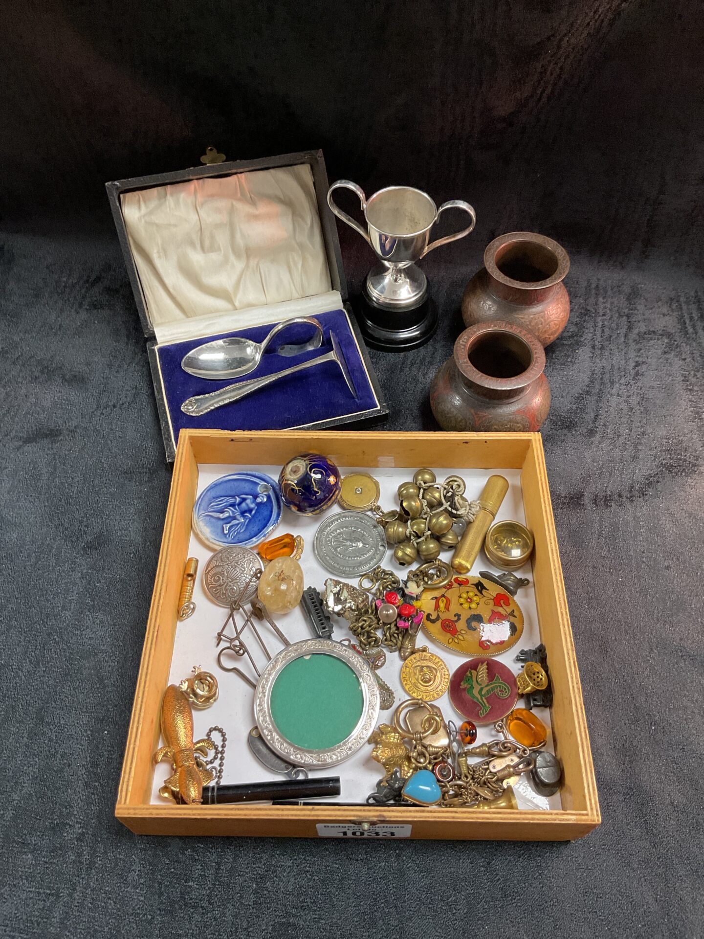 1033 Tray mixed curios
