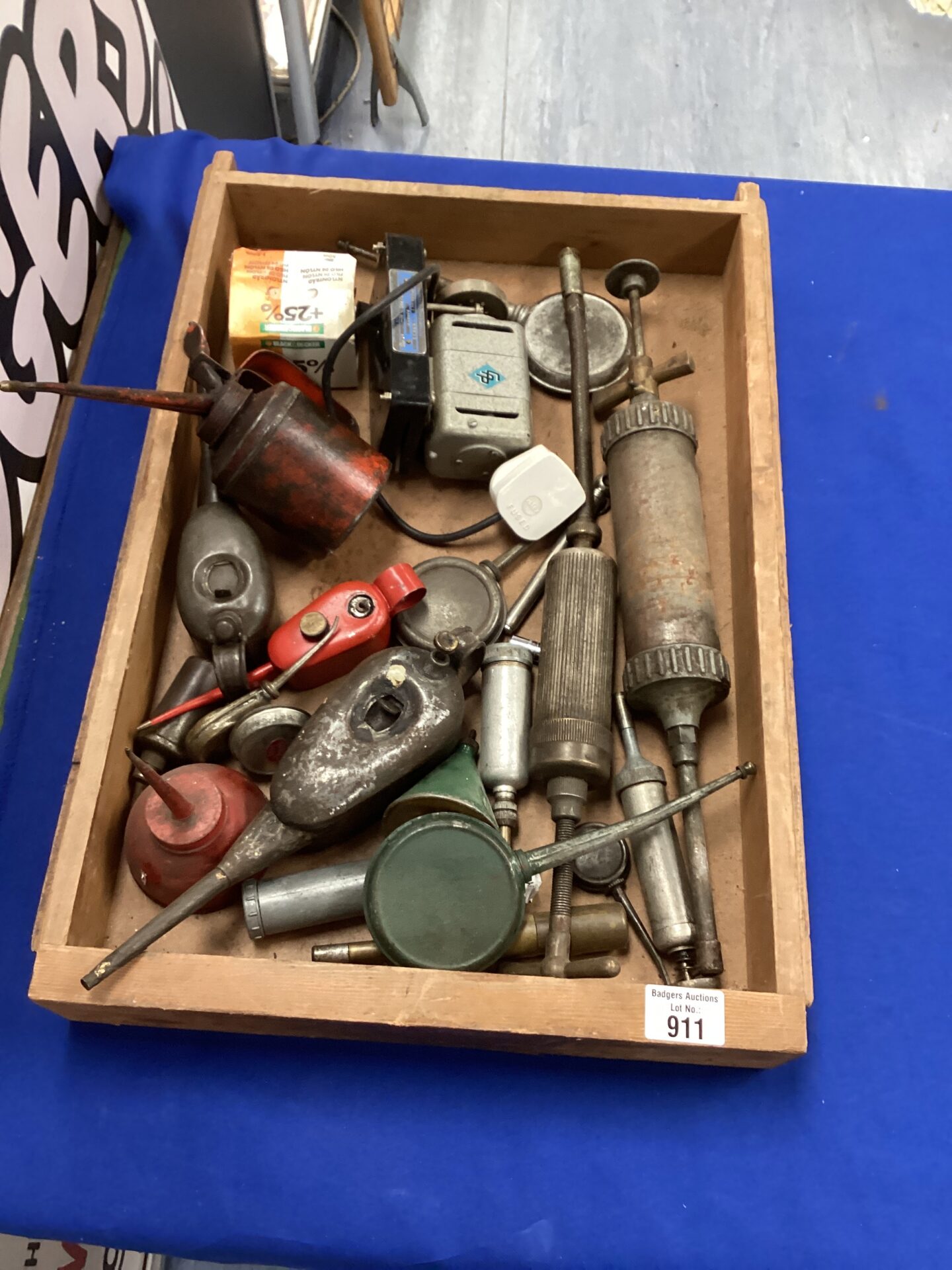 911 Tray of vintage oil cans and other items