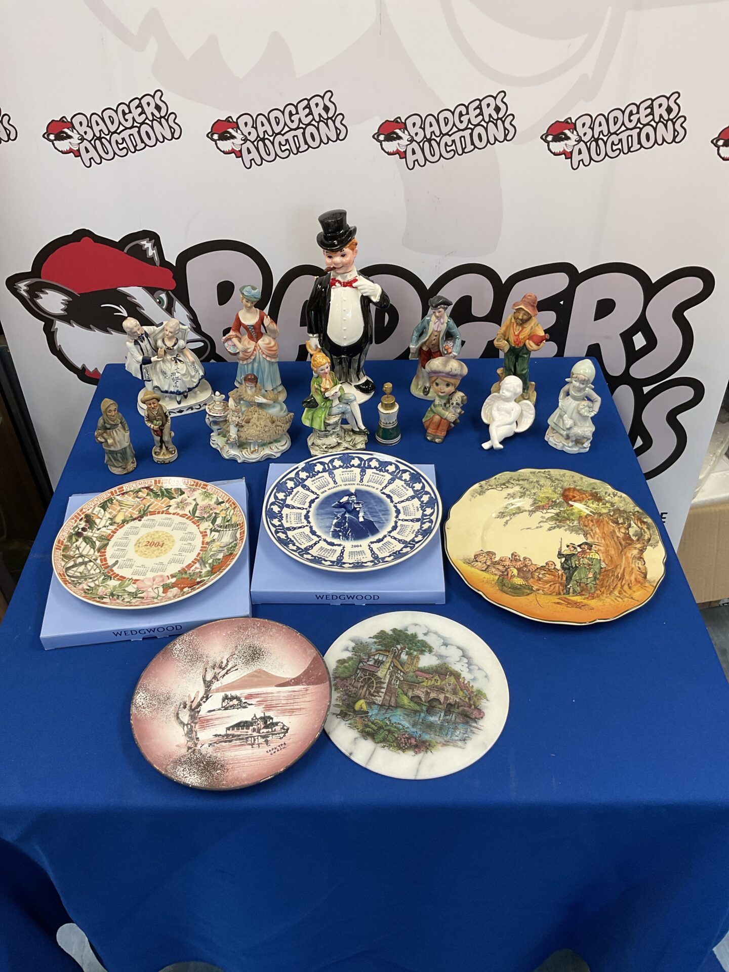 089 Collection of porcelain figurines & plates including royal doulton under the greenwood tree plate