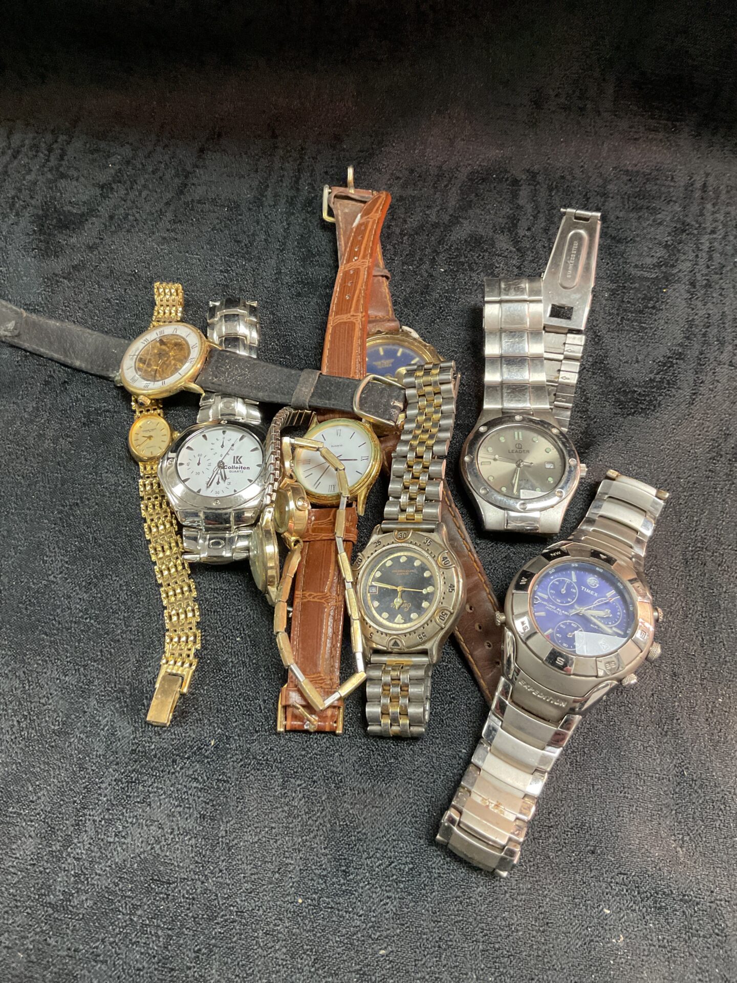 1038 Tray of assorted watches
