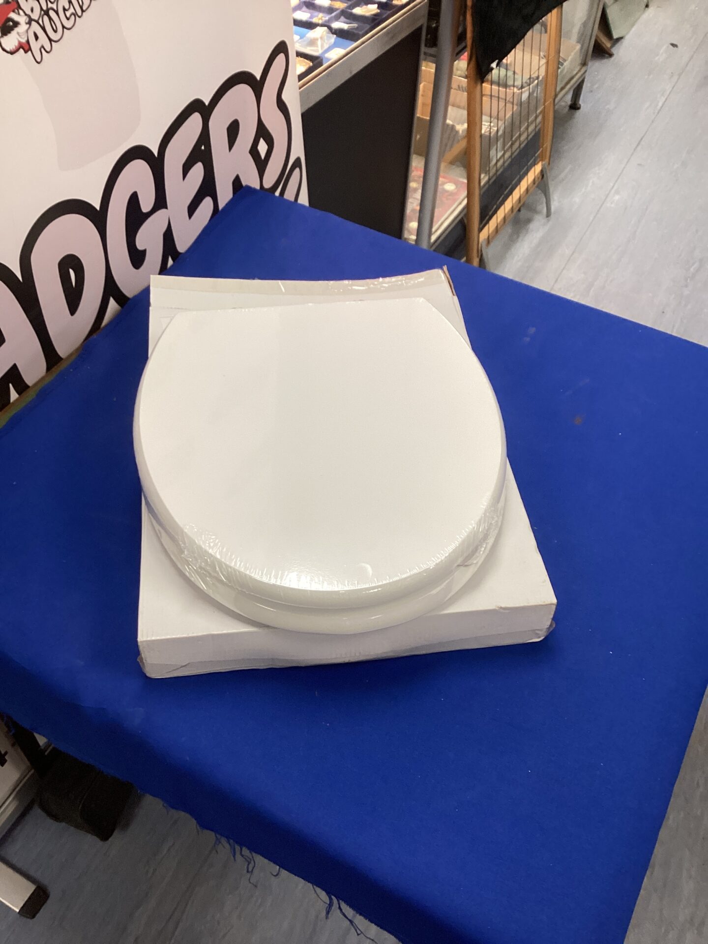913 New White Park Royal Wooden Toilet Seat with fittings