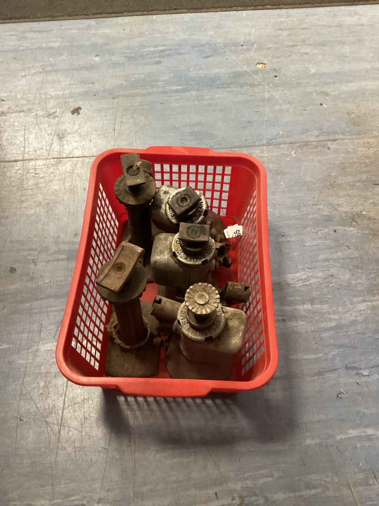 934 Selection of heavy duty hydraulic car jacks