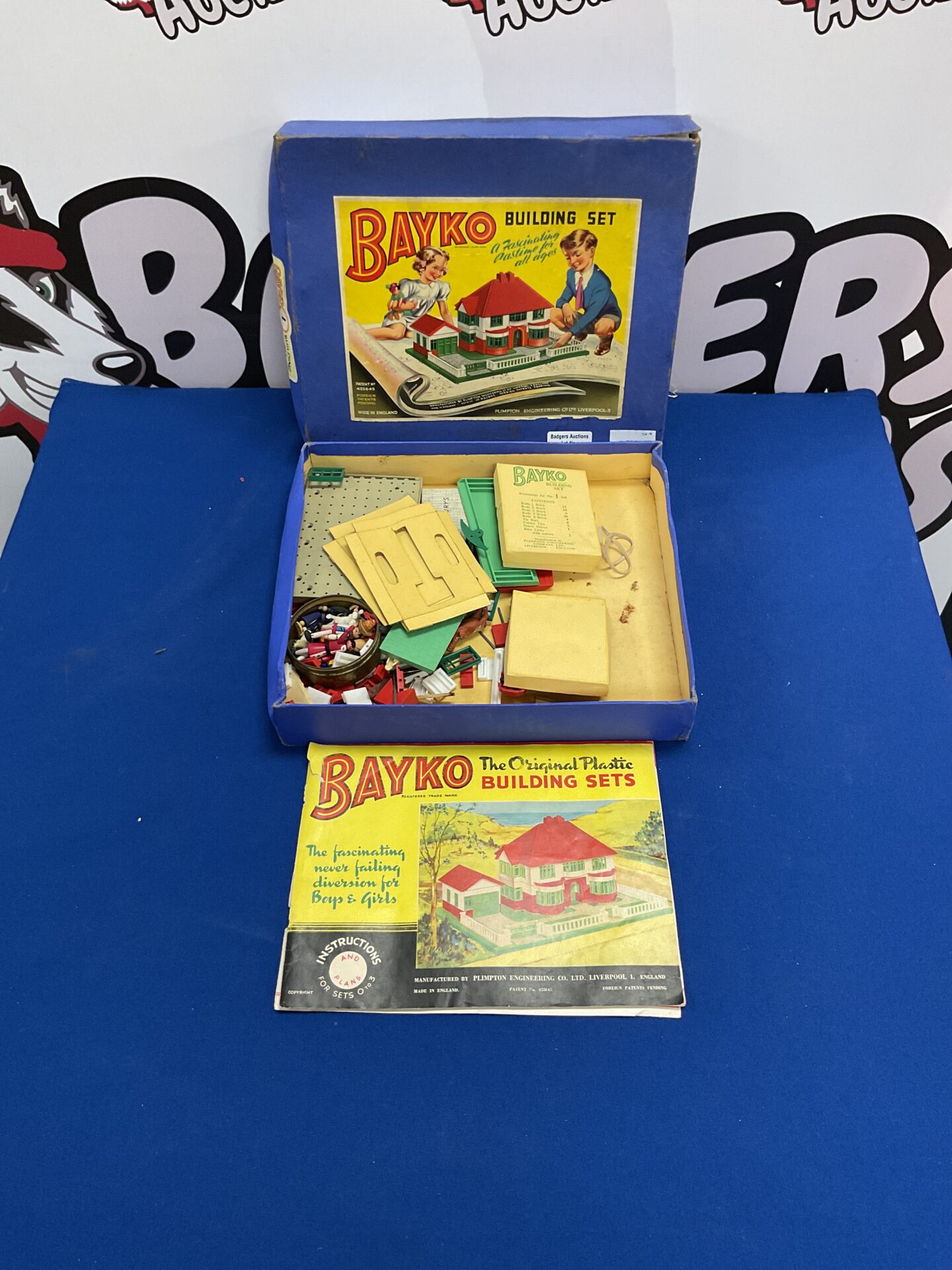 345 Vintage boxed bayko building set