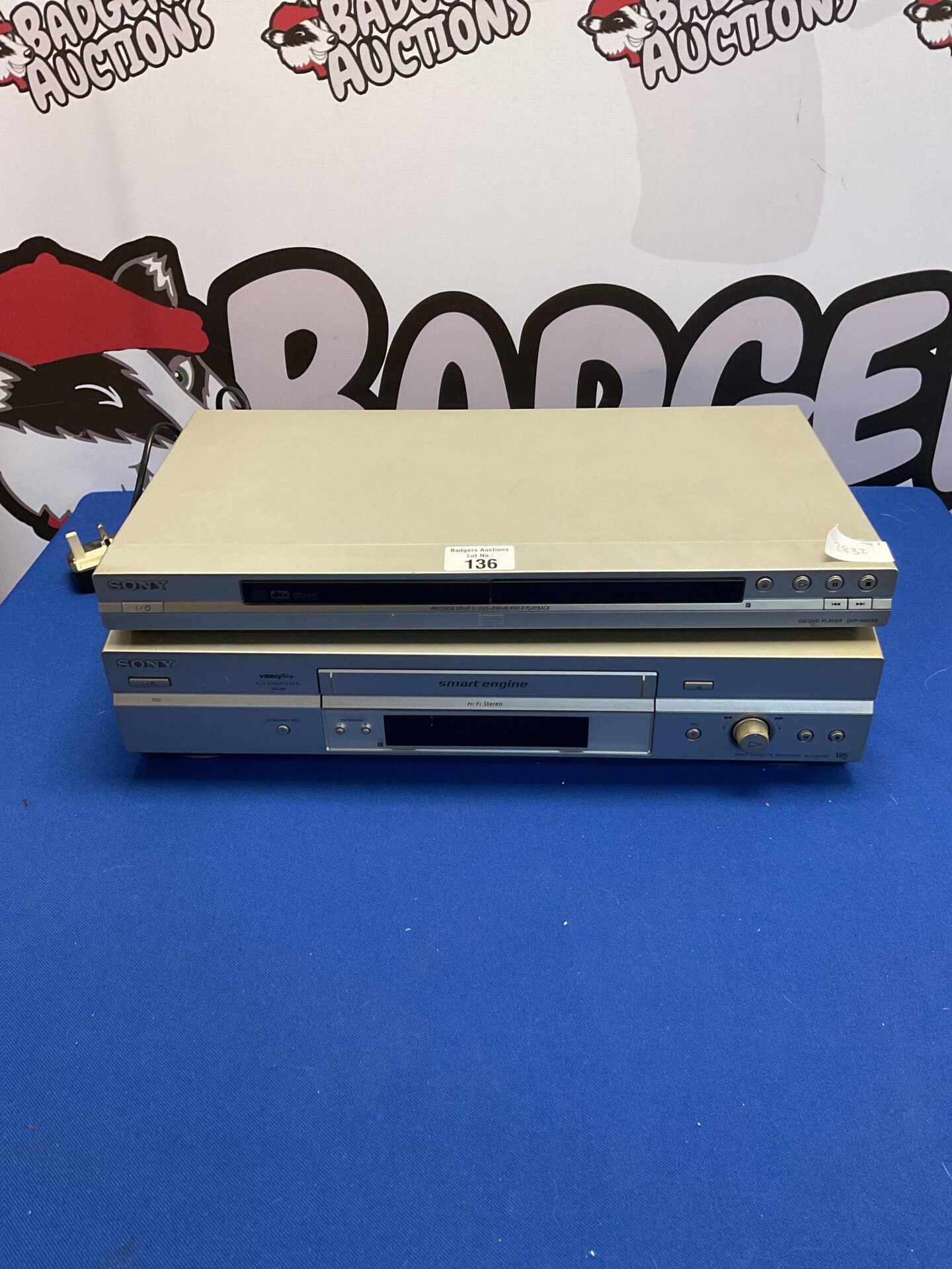 136 Sony cd/dvd player dvp-ns355 and video cassette recorder slv-se740